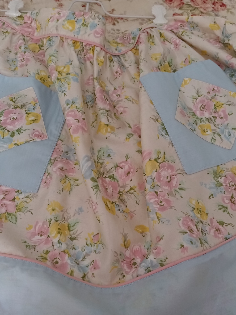 GORGEOUS,UNUSED VINTAGE HOMESPUN SPRINGTIME APRON W/PETER PAN FABRIC.